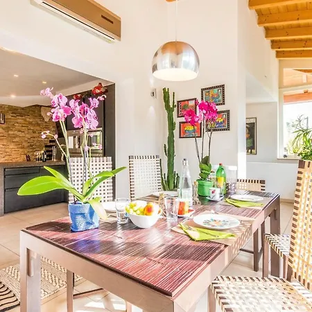 Sleeps 5 Pool Air Con Wifi