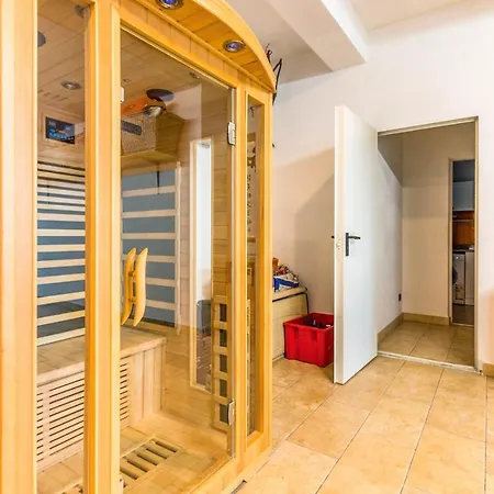 Sleeps 5 Pool Air Con Wifi Lazise