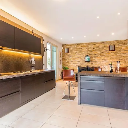Sleeps 5 Pool Air Con Wifi Lazise