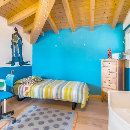 Sleeps 5 Pool Air Con Wifi