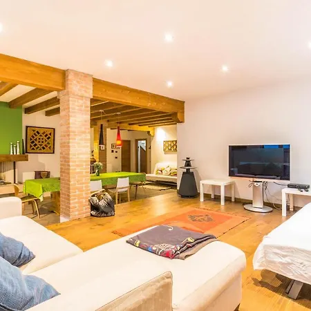 Sleeps 5 Pool Air Con Wifi Lazise